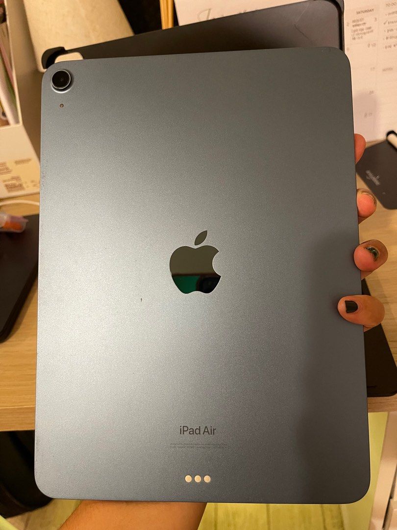 Ipad Air 5th gen 64 gb (Category: iPad) located in Makati City. Submitted by xiaoberry14 (Listing ID 1413161525, Image 3). Description: Ipad Air 5th Gen Space Gray 64gb With protective film Makinis pa, no cracks RFS: upgrade Inclusions: -Goojodoq case with keyboard (worth 2000) -Goojodoq pencil with extra tip and pencil holder -extra protective case -cord Slightly negotiable for sure buyers.