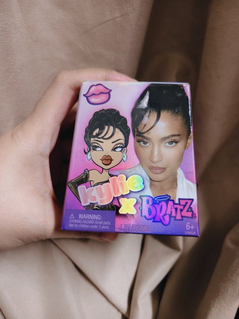 Kylie x Bratz Doll Set (Category: Kids Toys) located in Pasig City. Submitted by lian_sam (Listing ID 1413146577, Image 3). Description: - Kylie x Bratz mini - Look no. 1 - Includes original packaging - MGA - Original -just opened the box to see what's inside. doll is intact.