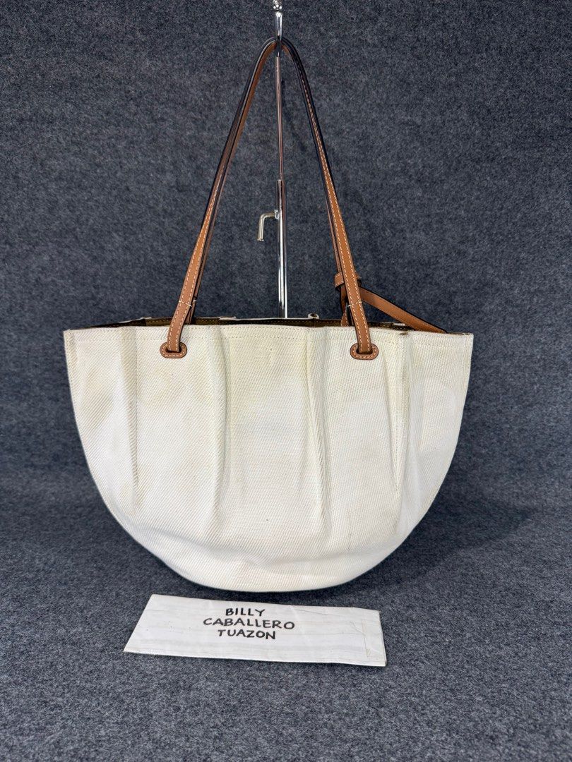 LOEWE ANAGRAM SHELL TOTE BAG (Category: Luxury Bags & Wallets) located in Taguig. Submitted by billsanity (Listing ID 1413173639, Image 2). Description: ⚠️ READ THE DESCRIPTION AND CHECK ALL PICS BEFORE INQUIRING ⚠️ ⚠️GRAB IT BEFORE IT’S GONE⚠️ ⚠️MINE MO NA BAKA MAUNAHAN KA PA MAGSISI KA PA ⚠️ LOEWE ANAGRAM SHELL TOTE BAG 💯💯💯 Money back guaranteed Rank A to AB Used but in presentable condition Bawal sa maarte! Selling low for PHP 29950 only Sl