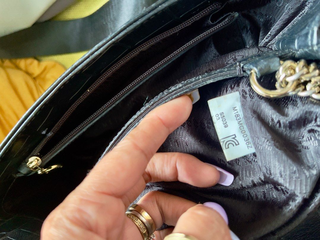 Original metrocity sling/kili bag (Category: Luxury Bags & Wallets) located in Catbalogan. Submitted by msdeutsch (Listing ID 1413074020, Image 2). Description: Selling my preloved Metro City bag- 10-10 ang Leather Pamana ng bayan. Condition 8/10 Maganda pa po sya araw2 na gamit Black shoulder bag - Chain strap - Flap closure with gold "M" logo - Interior with multiple compartments - Zipper pocket - Crocodile-embossed texture - Model: M183MC0039Z
