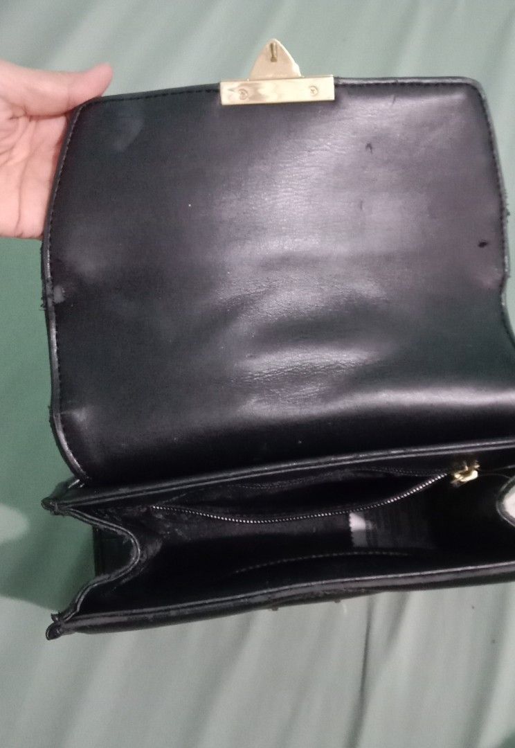 Michael Kors Quilted Shoulder Bag (Category: Luxury Bags & Wallets) located in Manila. Submitted by sharedblessings (Listing ID 1413041808, Image 3). Description: - Authentic Michael Kors shoulder bag - Classic black color - Elegant quilted design - Stylish gold-tone chain strap - Secure clasp closure - Features a small interior pocket - Brand new with tag attached ($628.00) - Includes Michael Kors care card * Please note issue- synthetic leather