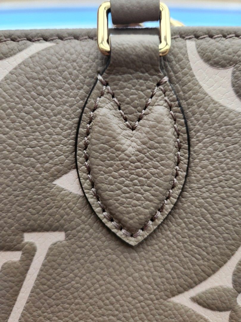 otg bb size (Category: Luxury Bags & Wallets) located in Rodriguez. Submitted by iamclvr01 (Listing ID 1413126064, Image 3). Description: lv otg bb.
