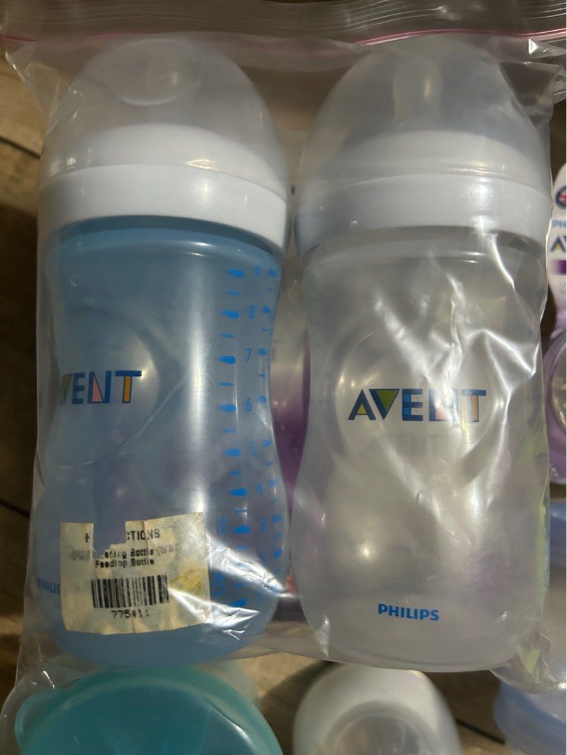Philips Avent Baby Bottles and Accessories (Category: Breastfeeding & Bottle Feeding) located in Paranaque City. Submitted by zac.sei (Listing ID 1413094072, Image 2). Description: brandnew 2pcs 9os 1m+ bottle feed 2pcs breast milk storage cup 2pcs 6m+ teats extra bottle cover with 1m+ teat freebie pre loved avent milk powder dispenser pre loved disney pixar plastic bib.