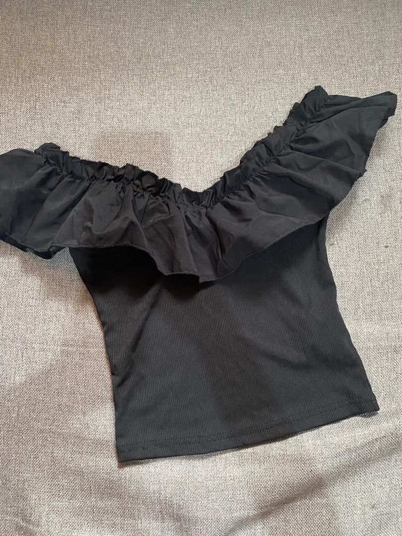 Shein Black Off-Shoulder Summer Ruffle Top (Category: Blouses) located in Quezon City. Submitted by declutter.repsaj (Listing ID 1413120040, Image 1). Description: SRP: 217 rfs: decluttering 📍Doña Josefa, Quezon City Price is negotiable .