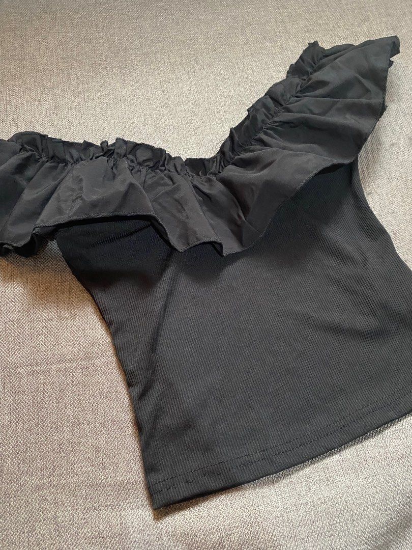 Shein Black Off-Shoulder Summer Ruffle Top (Category: Blouses) located in Quezon City. Submitted by declutter.repsaj (Listing ID 1413120040, Image 2). Description: SRP: 217 rfs: decluttering 📍Doña Josefa, Quezon City Price is negotiable .