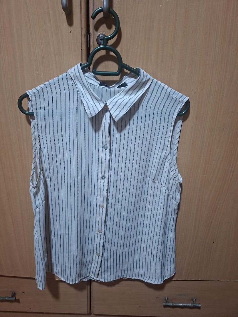 SM Woman Striped Top - Medium (Category: Sleeveless) located in Mandaluyong City. Submitted by ellydrea (Listing ID 1413152500, Image 3). Description: - Classic striped pattern - Collared neckline - Button-down closure - Size: Medium - Brand: Woman Career - Versatile design for various occasions.