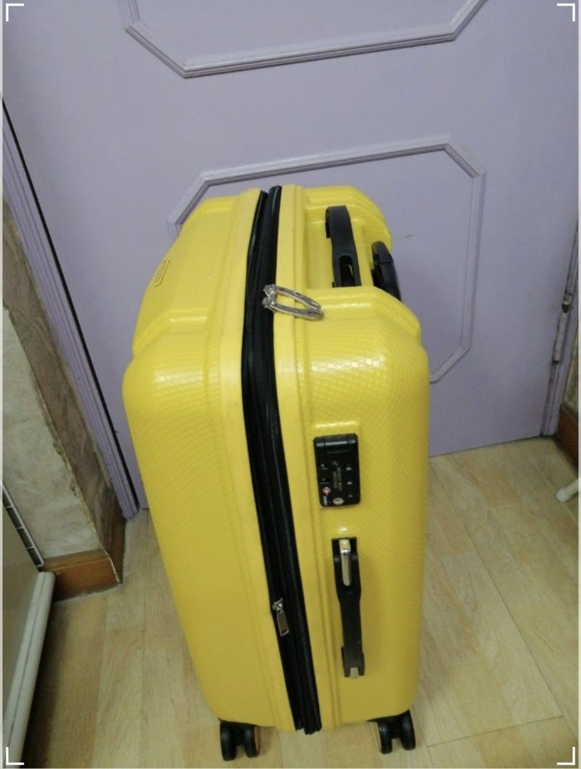 Beverly Hills Polo Club expandable hard suitcase 26" luggage 硬喼 26吋 行李喼 行李箱 旅行箱 large suitcase luggage 可放大 yellow suitcase luggage （分類：旅遊 - 行李箱）位於 Hong Kong。 由 hopeofglory 提交（商品編號 1413042787，圖片 3）。簡介： In good working condition password lock selling as is 操作正常，新舊如圖，密碼鎖 有使用痕跡，見圖，介意免問 Dimension approx: W 17 inch D 10/11 inch H 26 inch 。