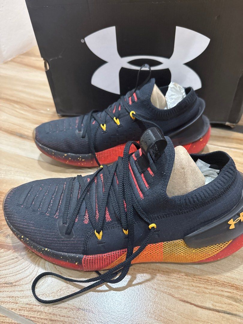 Under Armour HOVR Phantom 3 SE Running Shoes (Category: Sneakers) located in San Pablo. Submitted by ShopbyLiz (Listing ID 1413034787, Image 3). Description: - Under Armour HOVR Phantom 3 SE running shoes - Color: Black and Red - Features: - HOVR cushioning for responsive feel - Sock-like fit for comfort - Includes original box and accessories - Condition: Good, with some wear on soles - Unique design with mixed colors and textures.