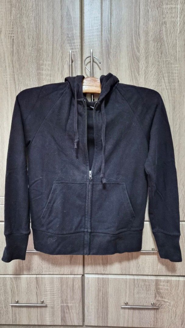 Uniqlo Black Hoodie (Category: Coats, Jackets and Outerwear) located in Bulacan. Submitted by getclaud (Listing ID 1413146700, Image 1). Description: Brand: Uniqlo Fleece jacket with hoodie Small on tag but fits up to medium P300.00.