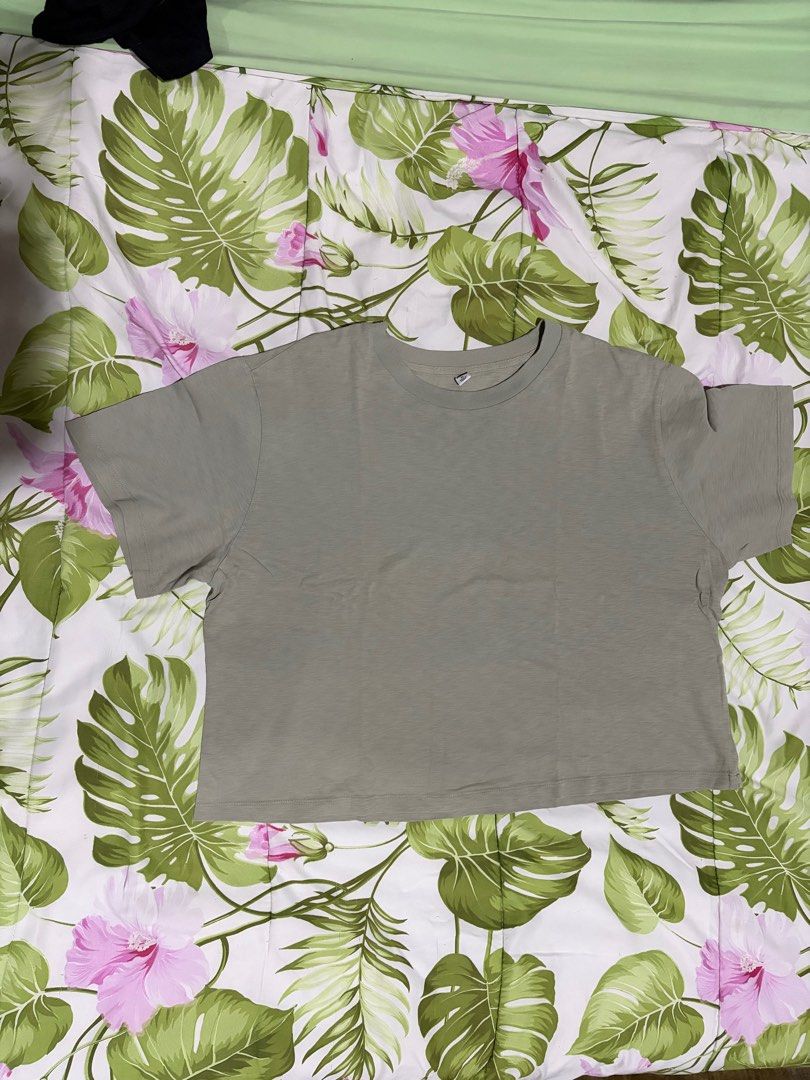 Uniqlo Light Green Crop Top (Category: Shirts) located in Dumaguete. Submitted by fuggler25 (Listing ID 1413170860, Image 1). Description: -SF paid by buyer MOP: BPI bank transfer, GCash, cash for meet-ups only.