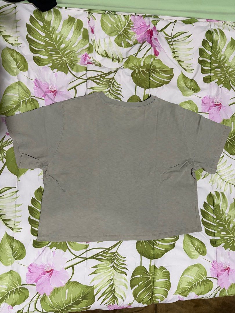 Uniqlo Light Green Crop Top (Category: Shirts) located in Dumaguete. Submitted by fuggler25 (Listing ID 1413170860, Image 2). Description: -SF paid by buyer MOP: BPI bank transfer, GCash, cash for meet-ups only.