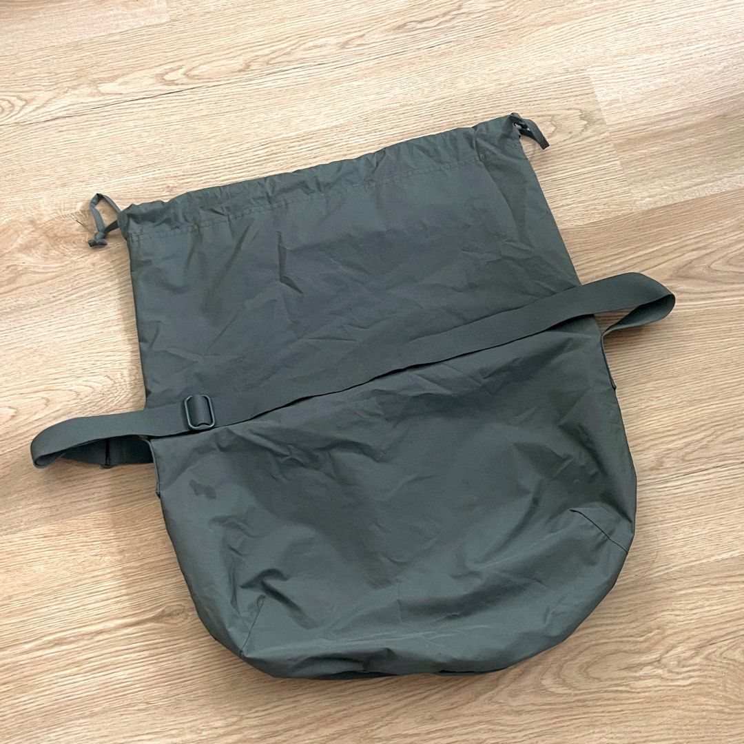 UNIQLO Sling Dumpling Bag (Large) (Category: Sling Bags) located in Taytay. Submitted by gablo (Listing ID 1413046536, Image 2). Description: .