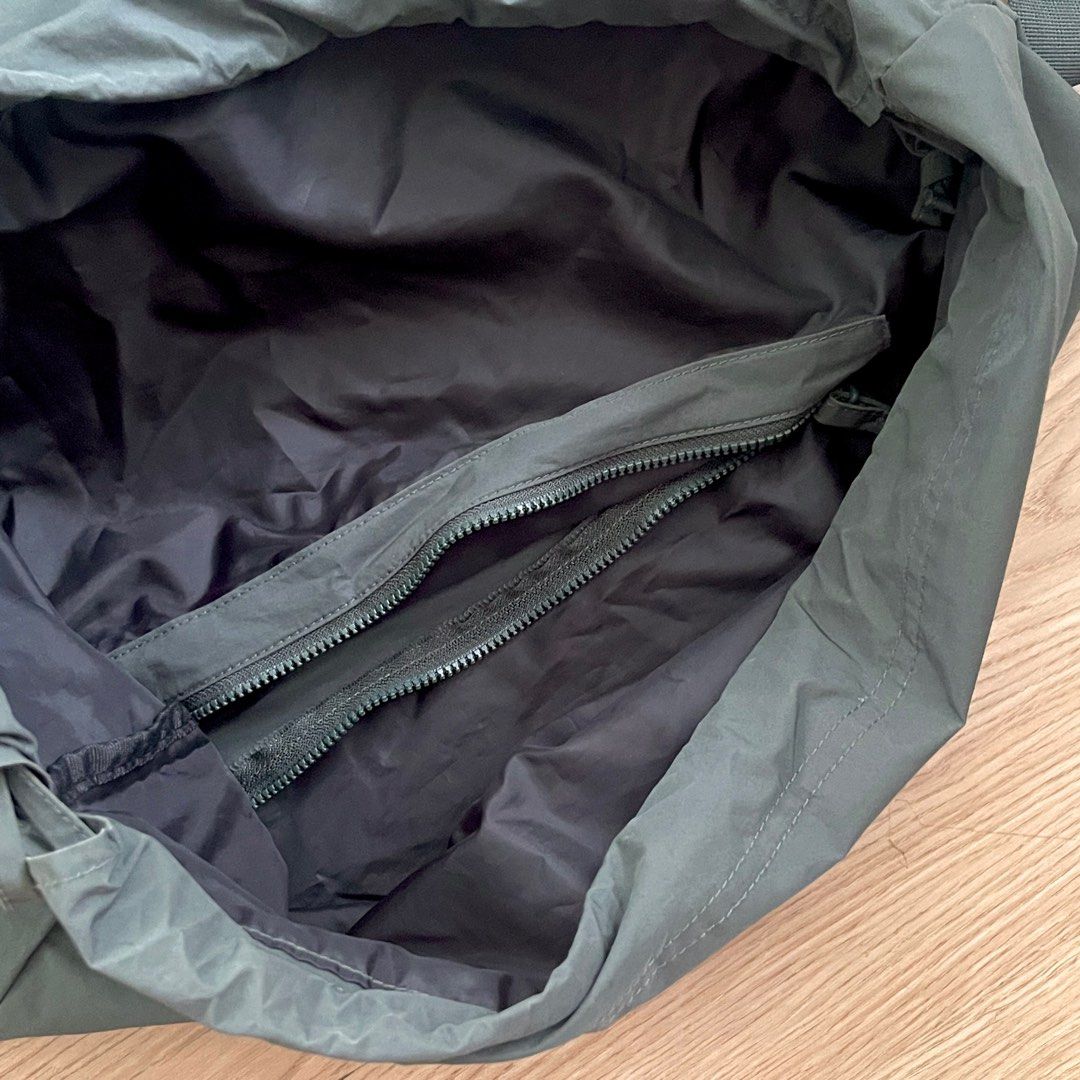 UNIQLO Sling Dumpling Bag (Large) (Category: Sling Bags) located in Taytay. Submitted by gablo (Listing ID 1413046536, Image 3). Description: .