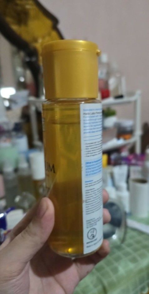 Various Skincare Products (Category: Face Care) located in Angeles City. Submitted by tan.sofiaa (Listing ID 1413209045, Image 3). Description: - Anua Cleansing Oil: Php 500 - Hatomugi Cleansing Oil: Php 250 - Hada Labo Premium Lotion: Php 400 - VT Cosmetics Reedle Shot 300: Php 1,100 (bought from amazon, never been opened) TAKE ALL: Php 2,000.