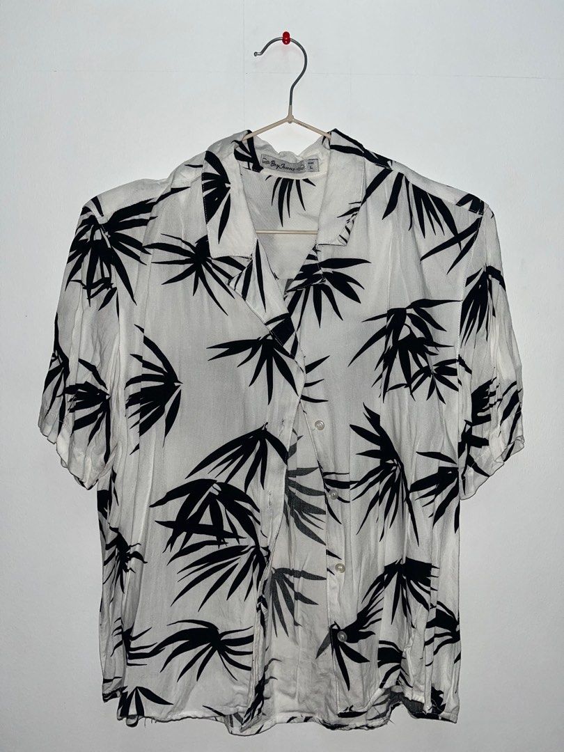 Vintage Bamboo Print Button-Down Shirt (Category: Tshirts & Polo Shirts ) located in Las Pinas. Submitted by leimooonade (Listing ID 1413148784, Image 1). Description: - Vintage button-down shirt - Black bamboo leaf print on white - Short sleeves - Classic collar - Lightweight fabric - Button-down closure - Ideal for warm weather GCash ONLY ‼️.