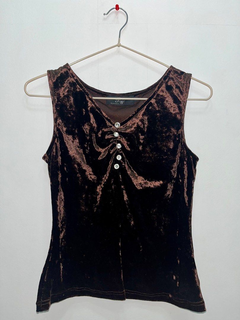 Vintage Brown Velvet Top (Category: Sleeveless) located in Las Pinas. Submitted by leimooonade (Listing ID 1413148137, Image 1). Description: - Vintage brown velvet top - V-neckline - Decorative buttons - Sleeveless design - Fitted style - Classic and elegant look GCASH ONLY ‼️.