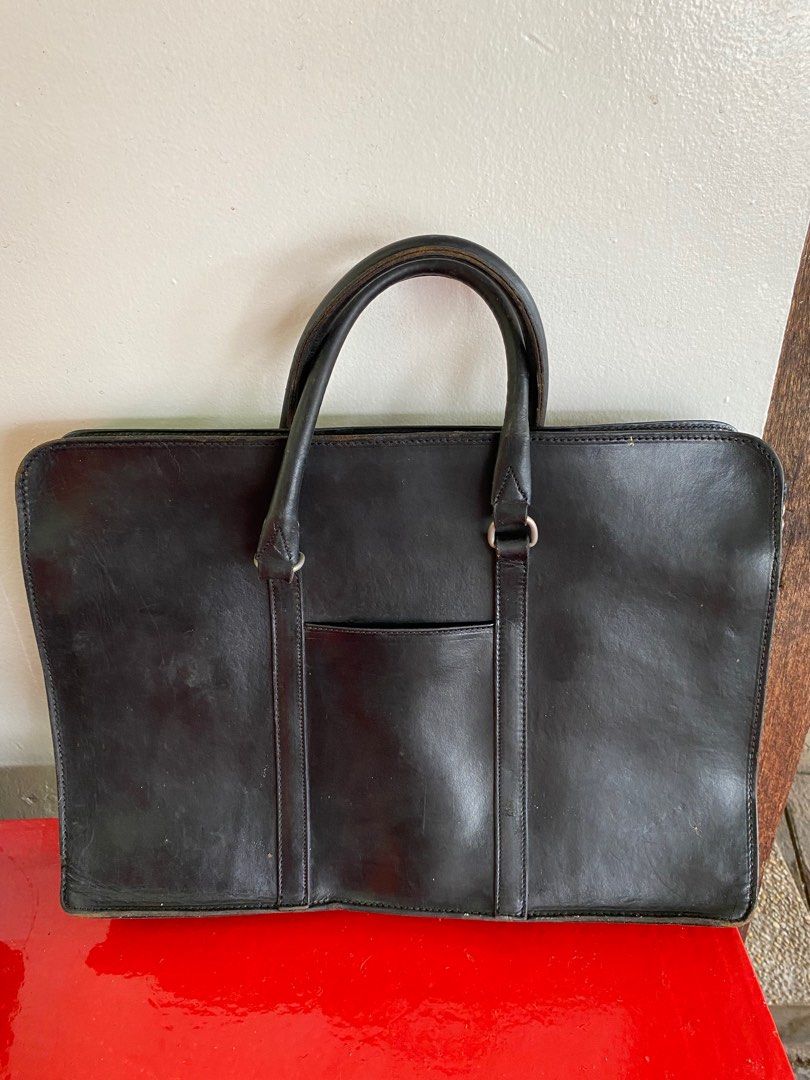 vintage leather documents bag from scotland (Category: Briefcases) located in Makati City. Submitted by celebrityauctions (Listing ID 1413071205, Image 1). Description: Vintage Glenroyal Black Bridle Leather Briefcase This exquisite bag is a testament to the enduring quality and craftsmanship of the Glenroyal brand, handmade in Scotland since 1979. Crafted from genuine bridle leather, this bag is both incredibly strong and durable, originally dev
