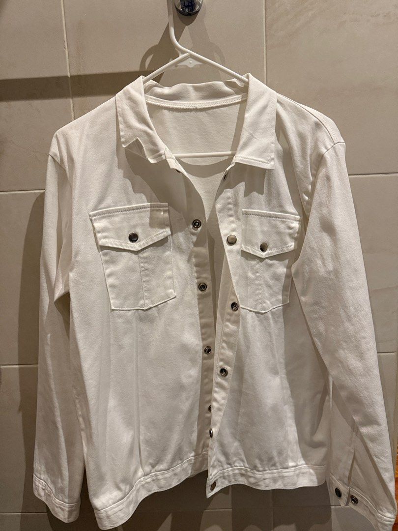 White denim jacket (Category: Coats, Jackets and Outerwear) located in Mandaluyong City. Submitted by msgz08 (Listing ID 1413206714, Image 1). Description: unisex fits M-L.