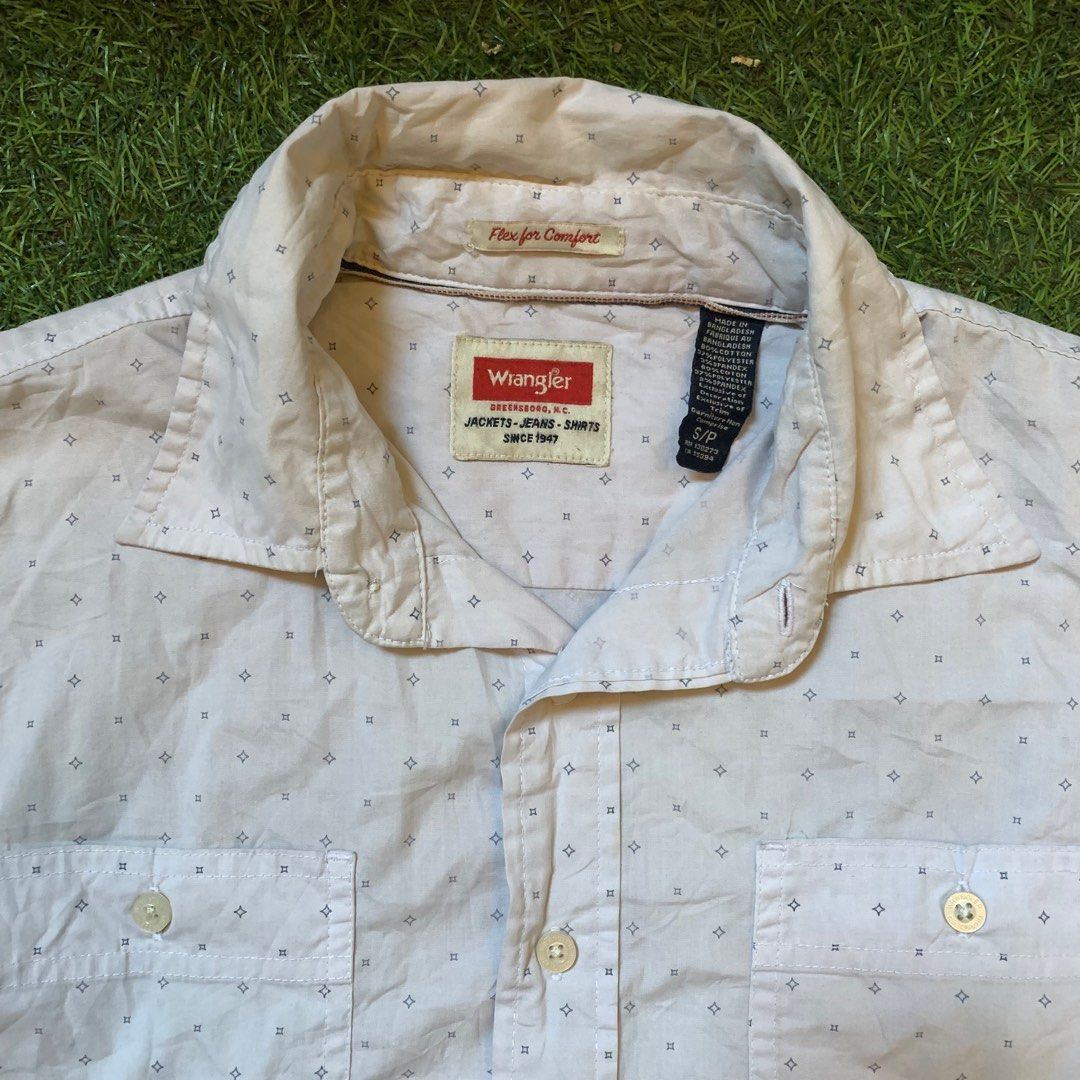 Wrangler Flex for Comfort White Long-sleeve (Category: Formal Shirts) located in Muntinlupa City. Submitted by archivesbynico (Listing ID 1413113682, Image 2). Description: Length: 28 Width: 20.5 Size: Medium > in great condition > with two front pockets > featuring a small geometric pattern 📍Location: Muntinlupa City 💵 MOP: GCash 🚚 MOD: J&T / Lalamove / Grab just dm me for queries! :).