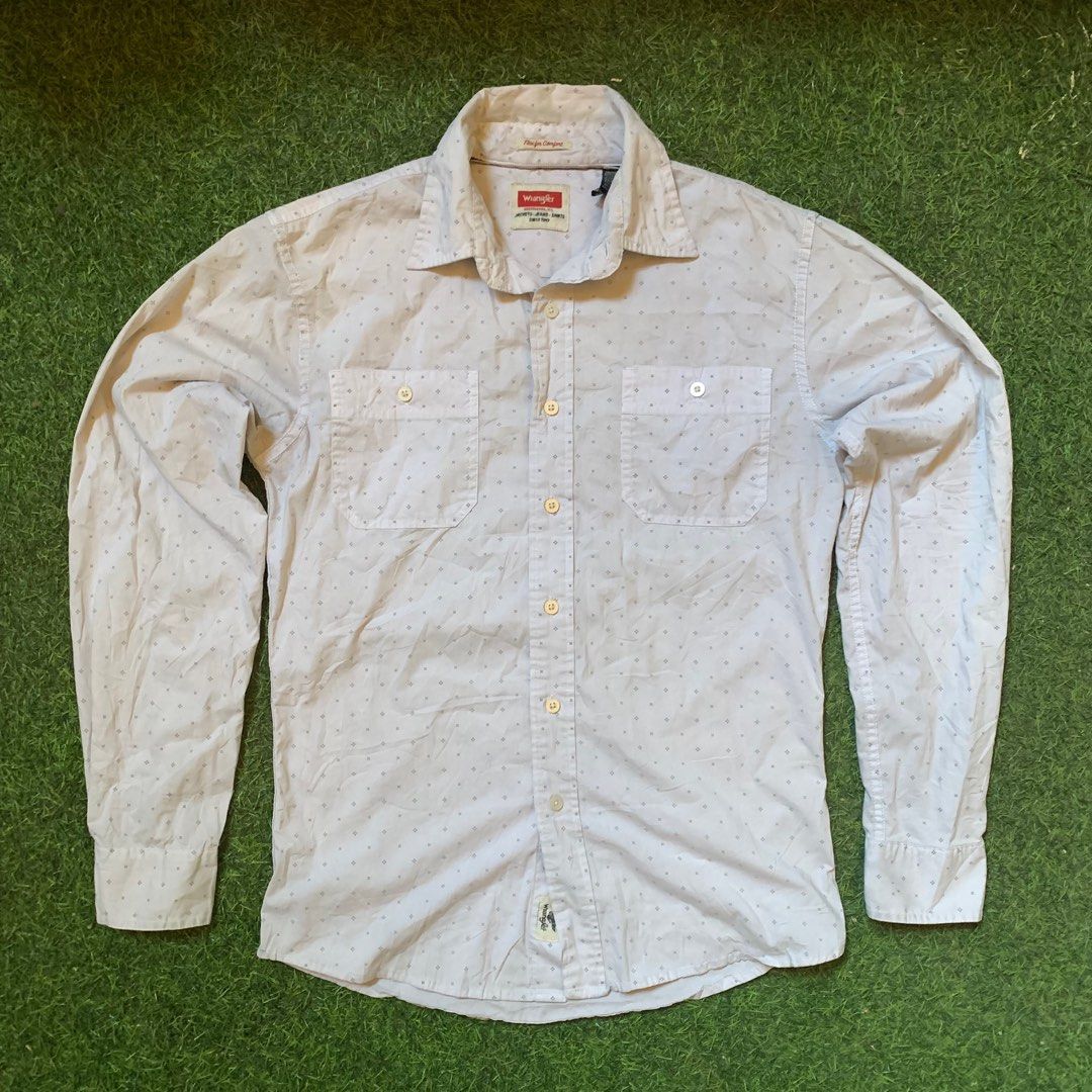 Wrangler Flex for Comfort White Long-sleeve (Category: Formal Shirts) located in Muntinlupa City. Submitted by archivesbynico (Listing ID 1413113682, Image 1). Description: Length: 28 Width: 20.5 Size: Medium > in great condition > with two front pockets > featuring a small geometric pattern 📍Location: Muntinlupa City 💵 MOP: GCash 🚚 MOD: J&T / Lalamove / Grab just dm me for queries! :).