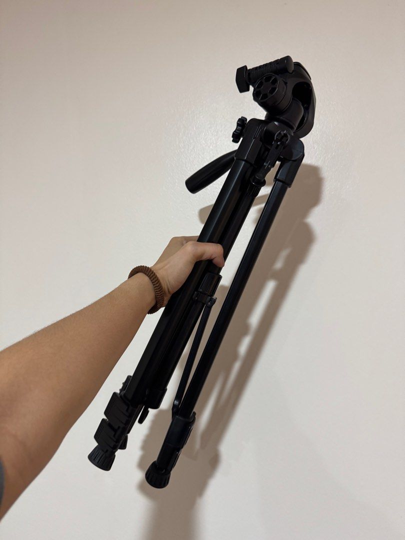 Yunteng Tripod (Category: Tripods & Monopods) located in Taguig. Submitted by ellaaa97 (Listing ID 1413117386, Image 2). Description: Never used tripod with bag.