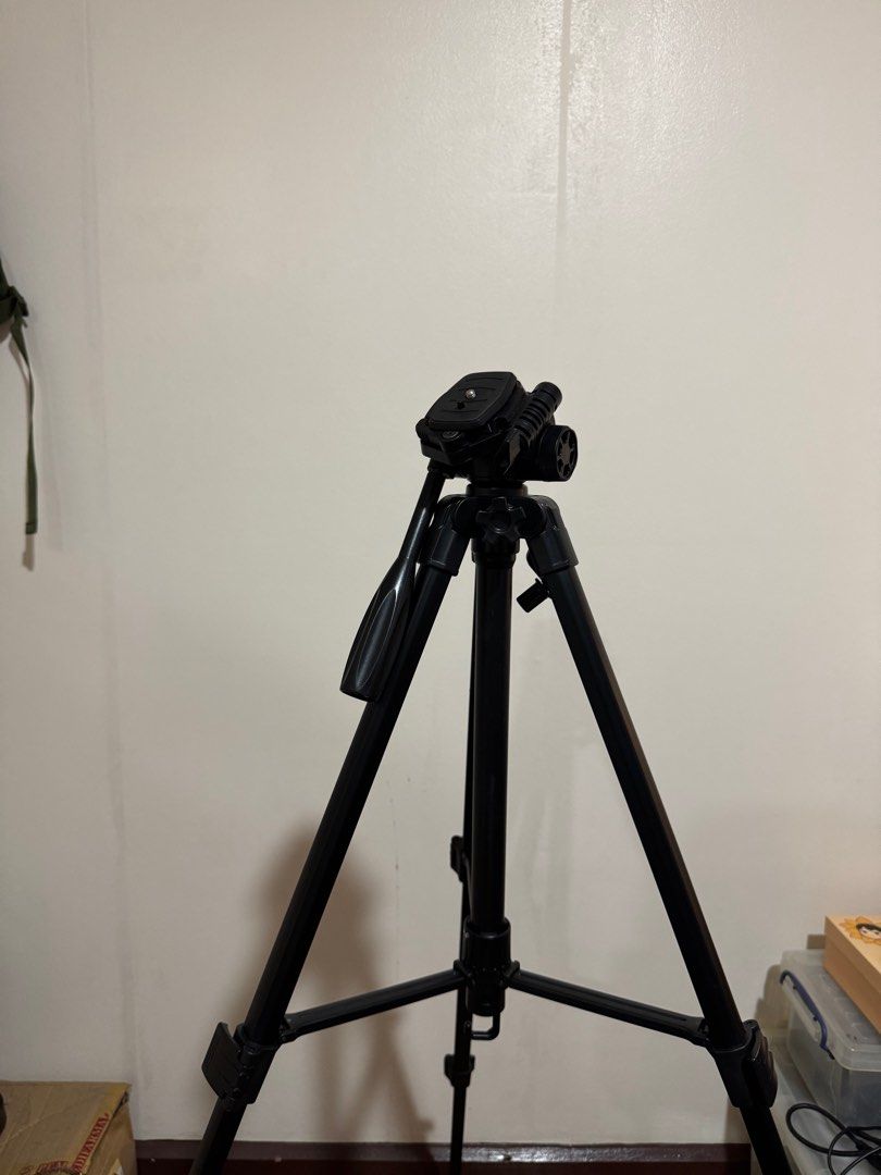 Yunteng Tripod (Category: Tripods & Monopods) located in Taguig. Submitted by ellaaa97 (Listing ID 1413117386, Image 1). Description: Never used tripod with bag.