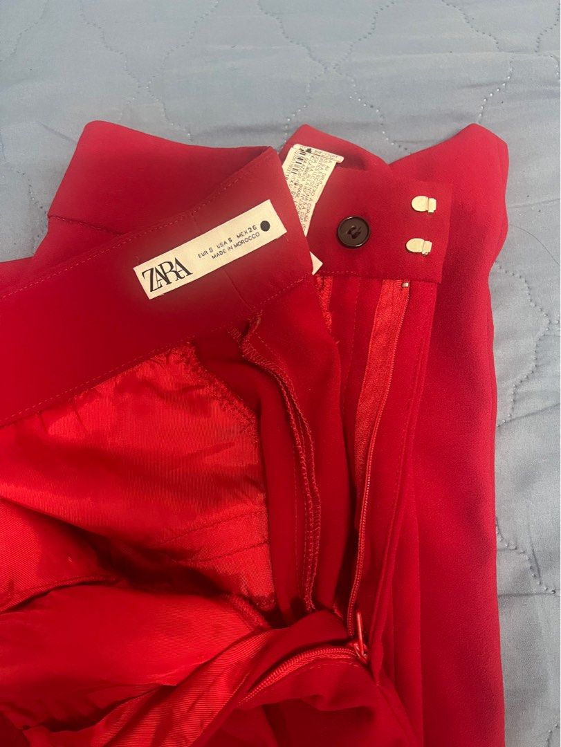 Zara Red Trousers (Category: Other Bottoms) located in Mandaue City. Submitted by danielle___cebu (Listing ID 1413118640, Image 3). Description: Decluttering. .