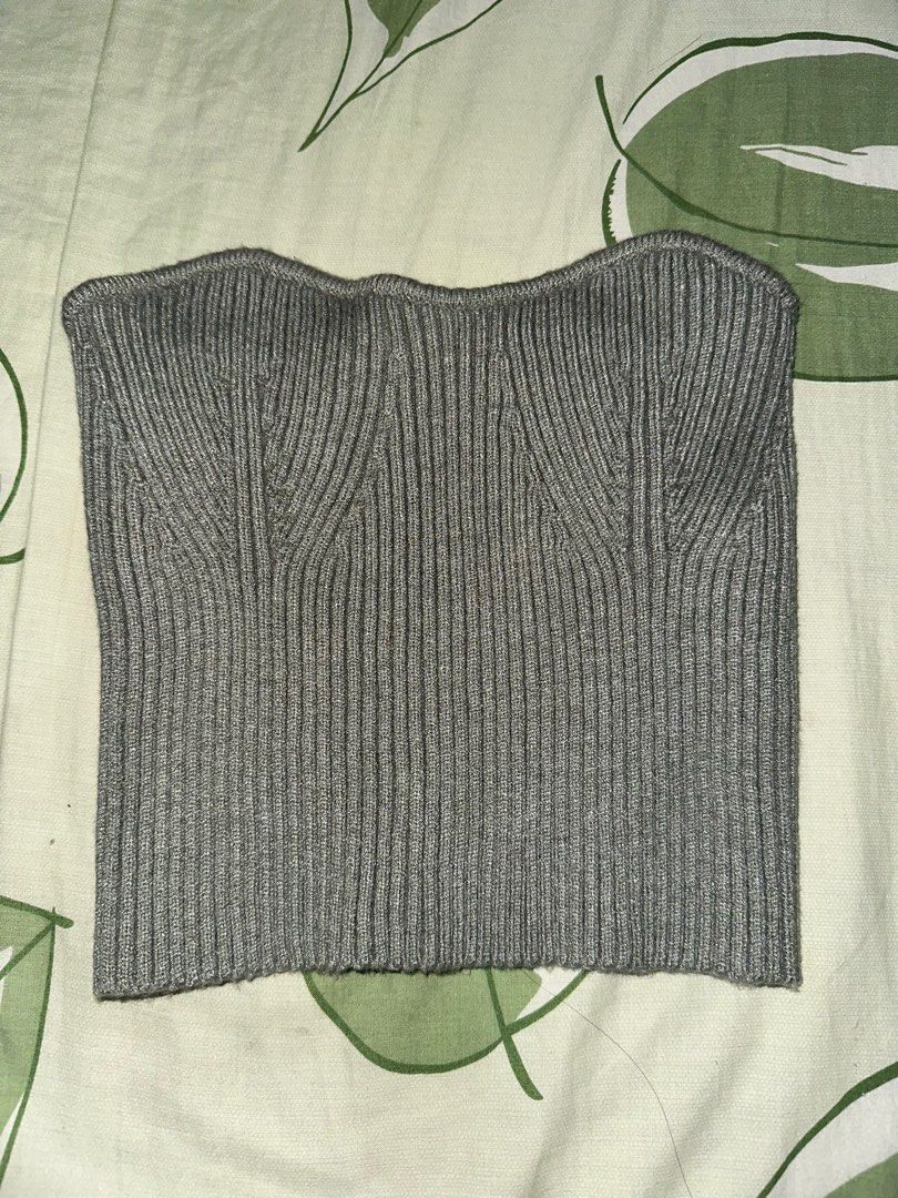 Zara Ribbed Tube Top - Size M (Category: Sleeveless) located in Paranaque City. Submitted by copsartorial (Listing ID 1413197078, Image 1). Description: - Zara tube top - Size: M - Color: Gray - Ribbed design - Made in China - Form-fitting - Versatile style.