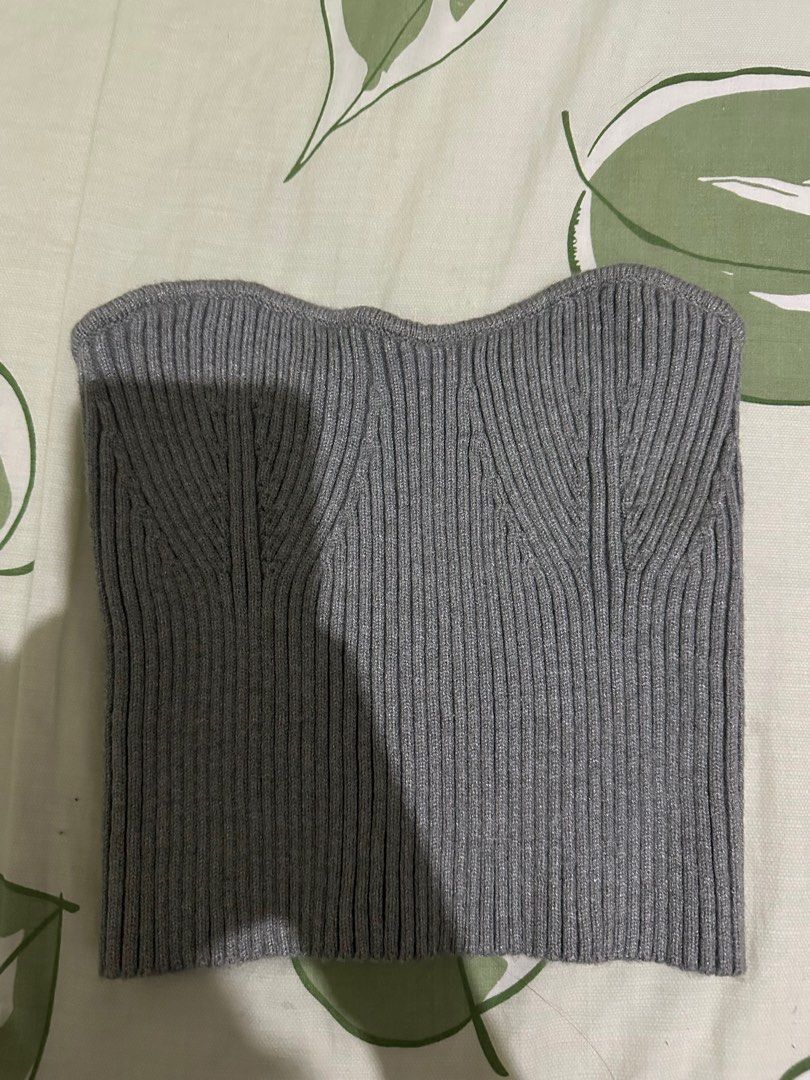 Zara Ribbed Tube Top - Size M (Category: Sleeveless) located in Paranaque City. Submitted by copsartorial (Listing ID 1413197078, Image 3). Description: - Zara tube top - Size: M - Color: Gray - Ribbed design - Made in China - Form-fitting - Versatile style.