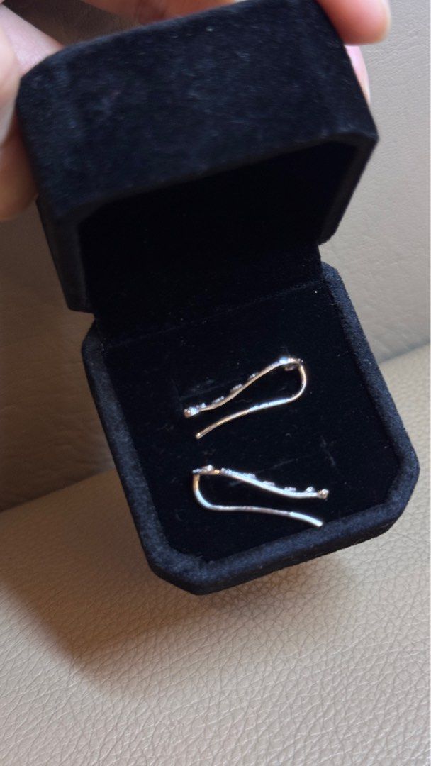18k WG ear crawlers (Category: Earrings) located in Manila. Submitted by saleph (Listing ID 1416743571, Image 3). Description: 18k WG crawler With natural diamonds.