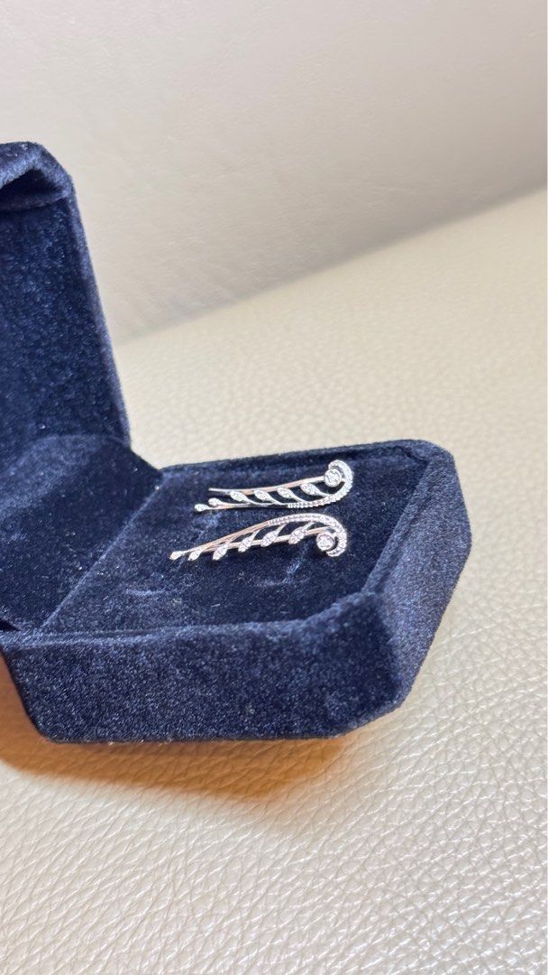 18k WG ear crawlers (Category: Earrings) located in Manila. Submitted by saleph (Listing ID 1416743571, Image 2). Description: 18k WG crawler With natural diamonds.