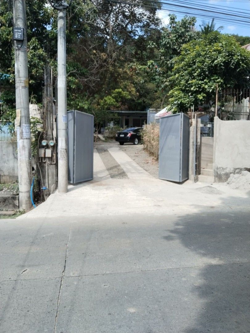RUSH! 630 sqm. Lot with structure (Category: House & Lot) located in San Jose del Monte. Submitted by olxph_956718481 (Listing ID 1416716533, Image 1). Description: For sale is a 638 sqm located at San Jose Del monte. Structure: 3 door apartment Ideal for leasing, commercial bldg, carwash etc. PM for price.