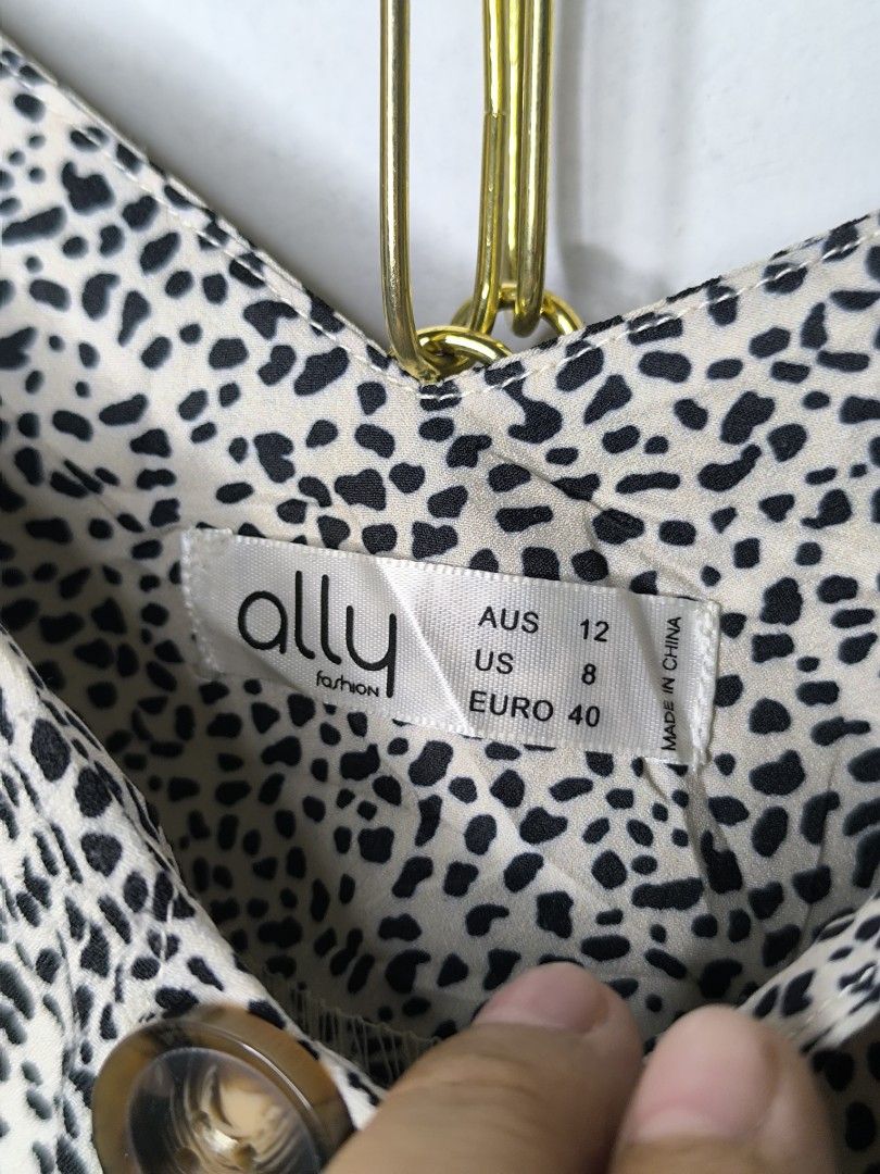 Ally Sleeveless Top - Medium (Category: Sleeveless) located in Marikina City. Submitted by vaughnify (Listing ID 1416795368, Image 3). Description: ALLY - Animal Print Sleeveless Top - Size: Medium - No flaws, No stains, No runs - Lightweight Fabric 📍Location: Marikina City 🚚 Courier Options: 🛍️ J&T Express • 2–3 days within Metro Manila • 3–5 days outside Metro Manila 🛍️ Same-day delivery (Metro Manila): • Lalamove • Grab Express • Move It ✨