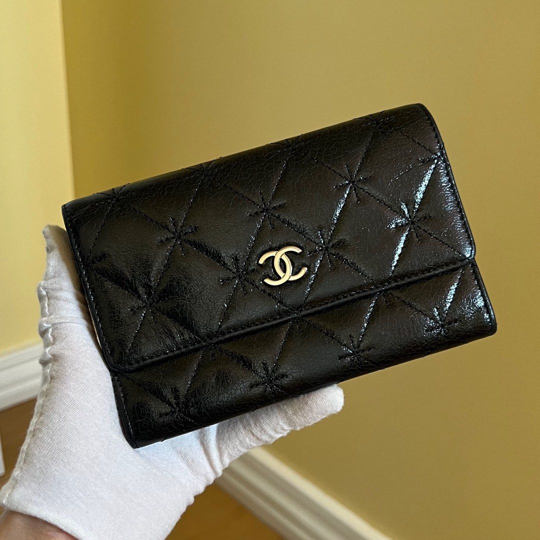 Authentic Preloved Chanel Patent Mini Clutch (Category: Luxury Bags & Wallets) located in Quezon City. Submitted by tokyoluxestuff2013 (Listing ID 1416704304, Image 2). Description: Authentic Preloved Chanel Patent Mini Clutch Comes with authenticity card , hologram seal intact Size approx 16cm W x 11 cm H Shipping via LBC/ Grab/ Lalamove Add shipping gee .