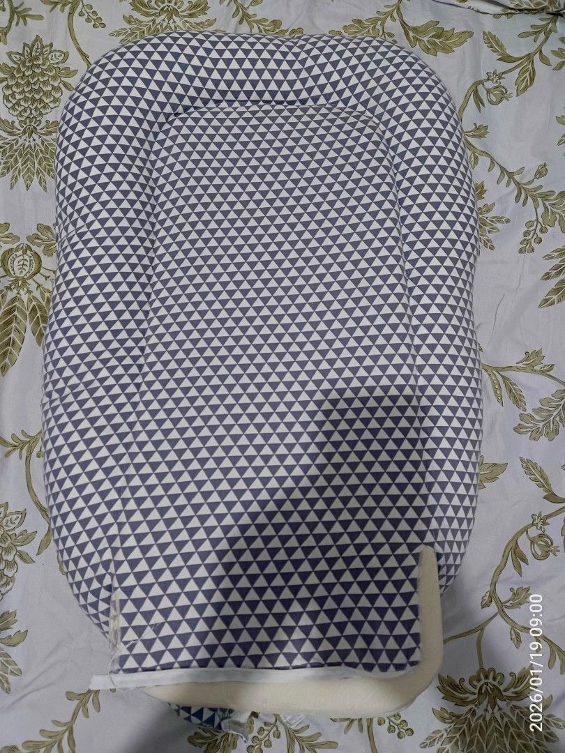 Baby Bed/baby nest (Category: Cots & Cribs) located in Taguig. Submitted by thebelgas (Listing ID 1416753287, Image 2). Description: Preloved baby bed/baby nest Washable po ito at reversible. Issue: Nasira zipper sa baba at pinalitan na yung tali. RFS: Decluttering.