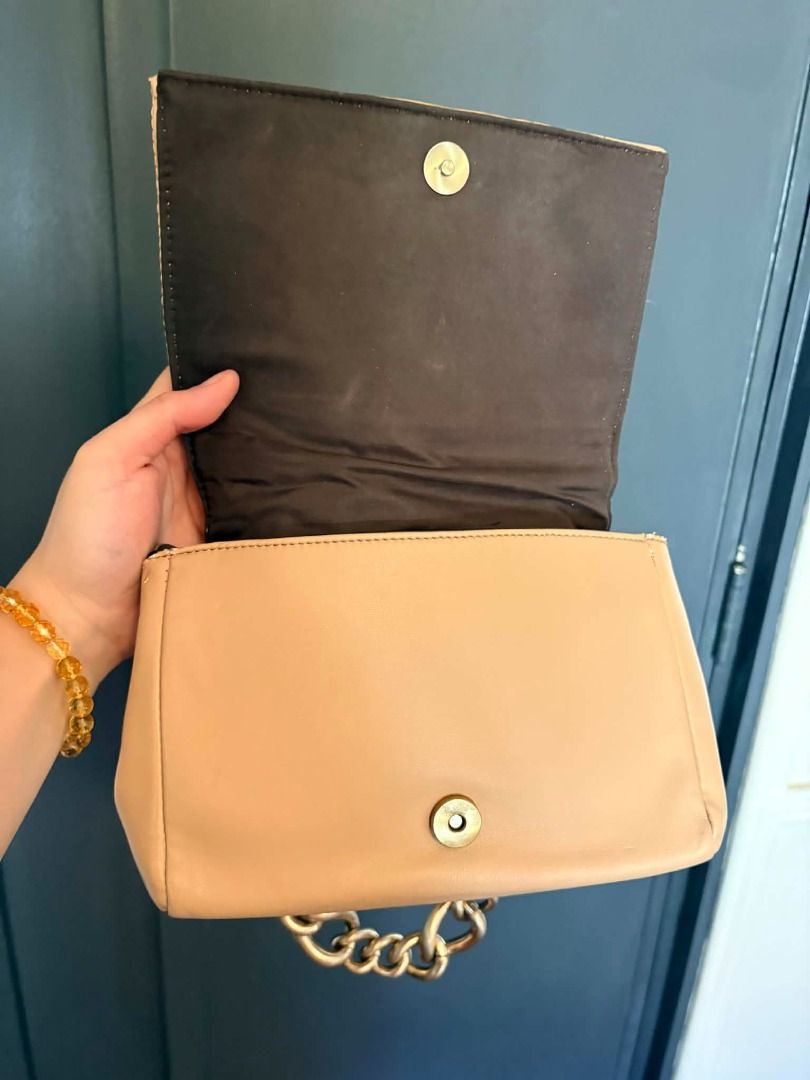 CALL IT SPRING NUDE HAND BAG (Category: Luxury Bags & Wallets) located in Muntinlupa City. Submitted by oldiesbutgoodiesxo.ph (Listing ID 1416749789, Image 3). Description: ⭐️gold chain reaches mid rib only ⭐️slight damage in the side (MESSAGE ME FOR A PIC).