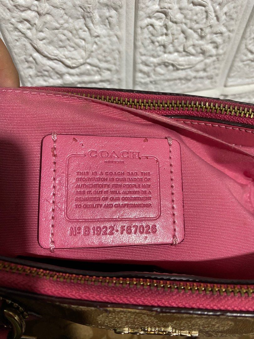 Coach Caryall Satchel Khaki Pink (Category: Luxury Bags & Wallets) located in Sindangan. Submitted by bossrapthrift (Listing ID 1416780585, Image 2). Description: Coach Caryall Satchel Khaki Pink Nasa Pic na All Details mga boss/madam With Minimal Issue Normal for Ukay Bag nasa last pic Loc:Zamboanga Del Norte.