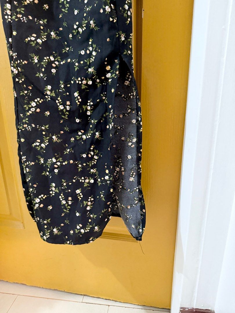 Floral Midi Dress (Category: Dresses) located in Taguig. Submitted by misskyleee (Listing ID 1416734704, Image 2). Description: .