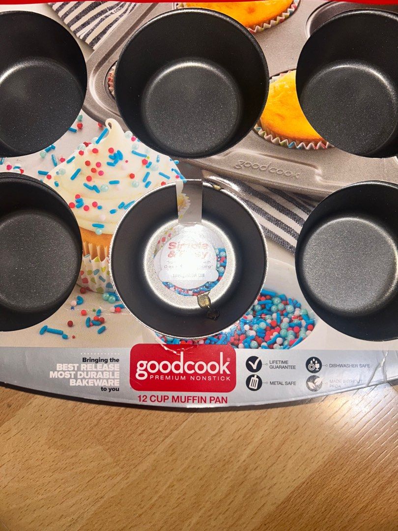 GoodCook Nonstick Muffin Pan and Cookie Sheet Set (Category: Cookware & Accessories) located in Makati City. Submitted by monoeraser_ (Listing ID 1416732772, Image 3). Description: Goodcook Pans Get all for ₱1,000 • 2 12 cup muffin pan • 1 15inx10in cookie pan.