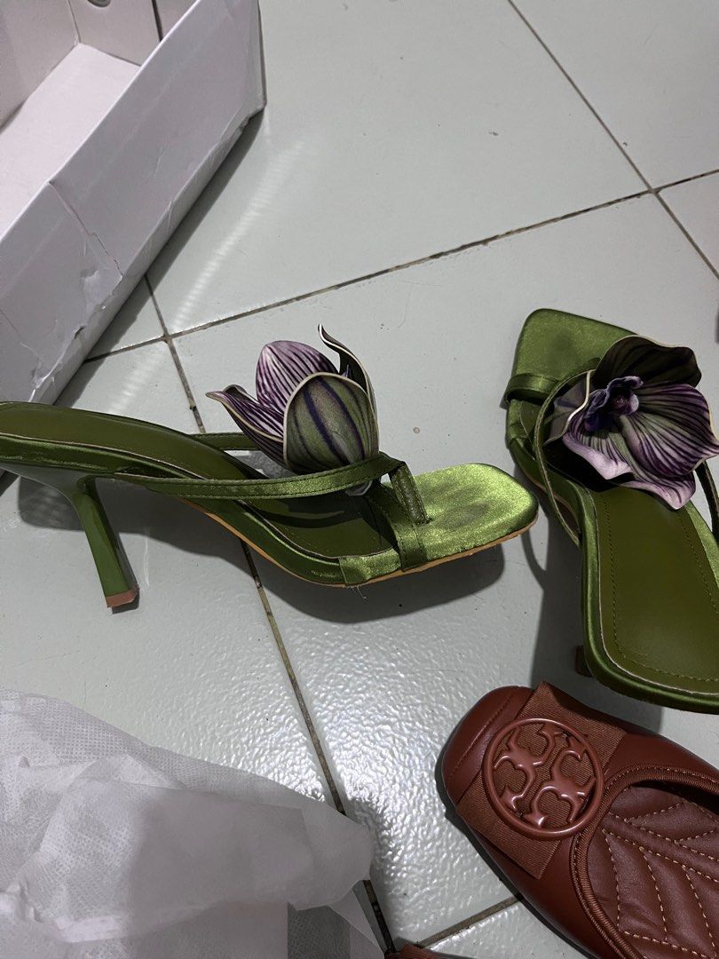 Green Orchid Embellished Sandals (Category: Flats & Sandals) located in Quezon City. Submitted by thebasicchic (Listing ID 1416752521, Image 2). Description: Bought this for P1200. Once lang po nagamit sa kasal. .