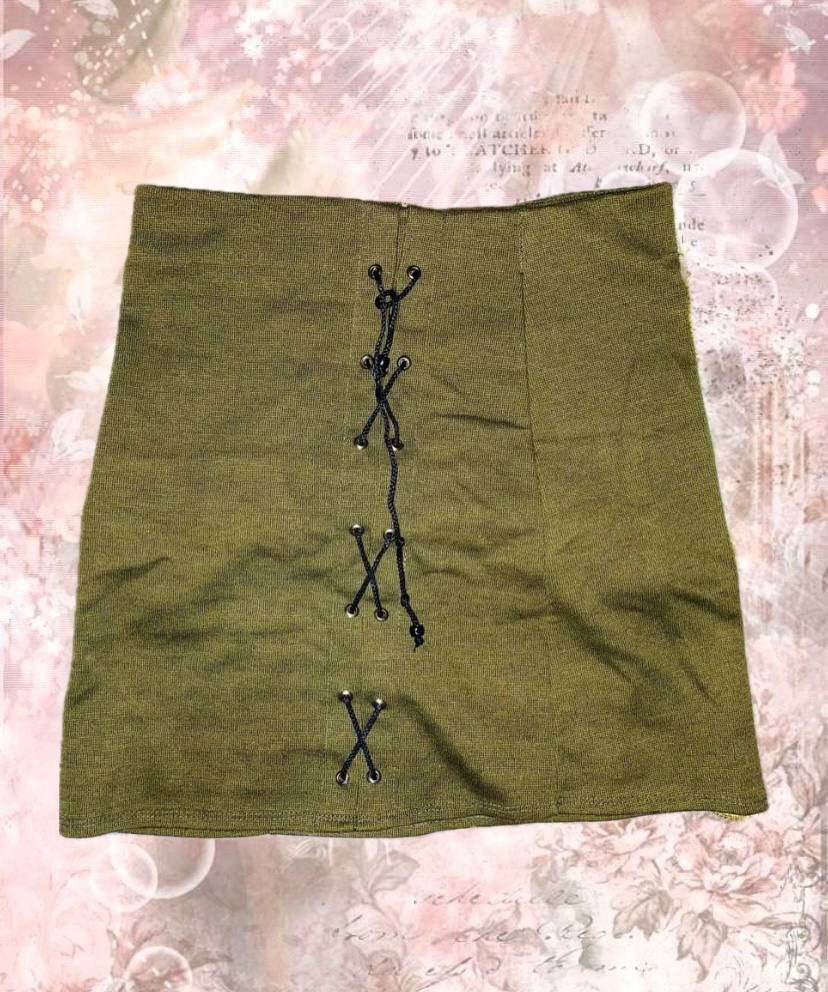 Green Skirt (Category: Skirts) located in Antipolo. Submitted by centfluer (Listing ID 1416792414, Image 1). Description: .