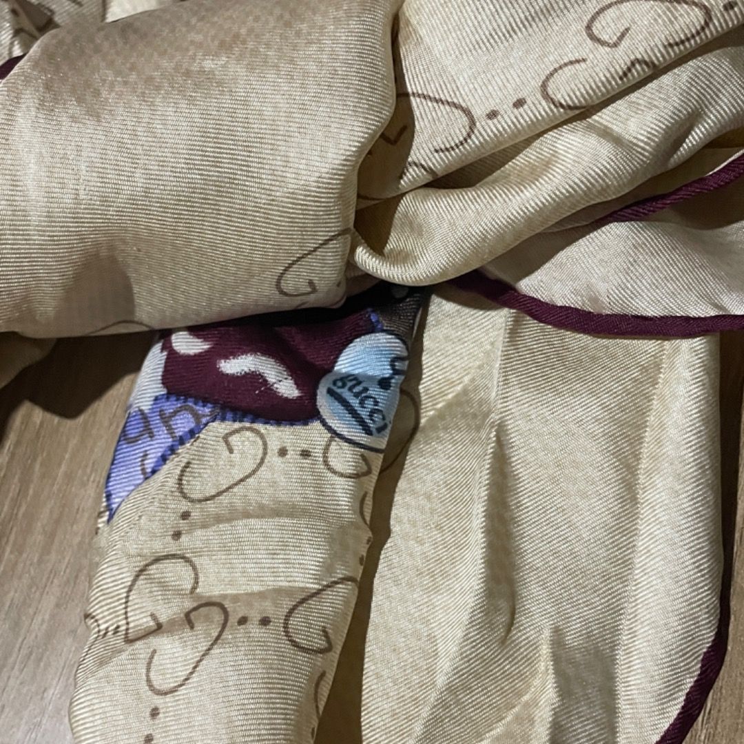 Gucci Dog Scarf (Category: Luxury Accessories) located in Bacolod City. Submitted by cast.archives (Listing ID 1416650791, Image 2). Description: Gucci Dog Scarf Handrolled stitch 34x34 Condition: Very good Flaw: Missing main tag and sign of used.