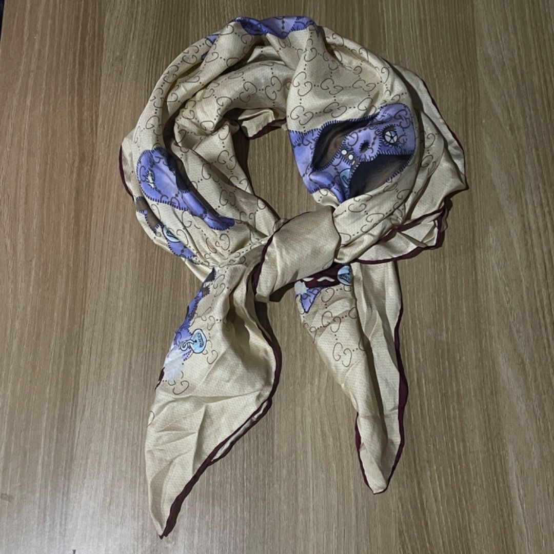 Gucci Dog Scarf (Category: Luxury Accessories) located in Bacolod City. Submitted by cast.archives (Listing ID 1416650791, Image 1). Description: Gucci Dog Scarf Handrolled stitch 34x34 Condition: Very good Flaw: Missing main tag and sign of used.