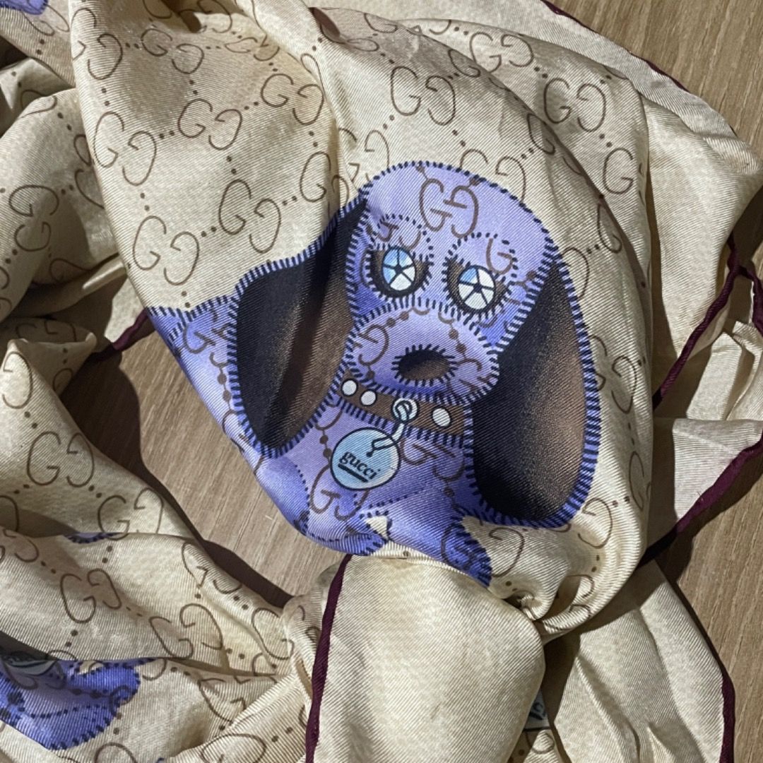 Gucci Dog Scarf (Category: Luxury Accessories) located in Bacolod City. Submitted by cast.archives (Listing ID 1416650791, Image 3). Description: Gucci Dog Scarf Handrolled stitch 34x34 Condition: Very good Flaw: Missing main tag and sign of used.