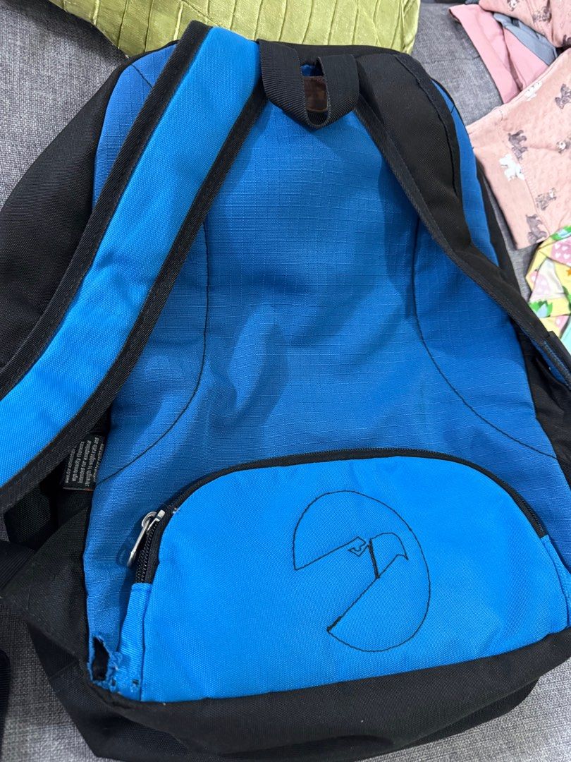 Hawk Backpack - Black and Blue (Category: Backpacks) located in Quezon City. Submitted by gritxfaith (Listing ID 1416712066, Image 2). Description: Hawk Bag Maraming pockets Large capacity - pwedeng pwede pang school or travel May pocket sa likod - anti theft May maliit lang na butas sa back part pero hindi tagos sa loob kasi may pads..