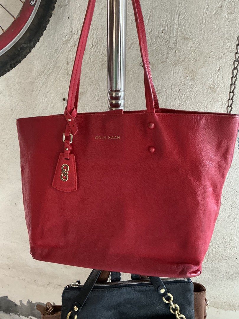 It’s very spacious Medium to semi large bag (Category: Tote Bags) located in Santa Maria. Submitted by marvi_declutter (Listing ID 1416792855, Image 1). Description: Though heavily used the front of the bag is still nice.