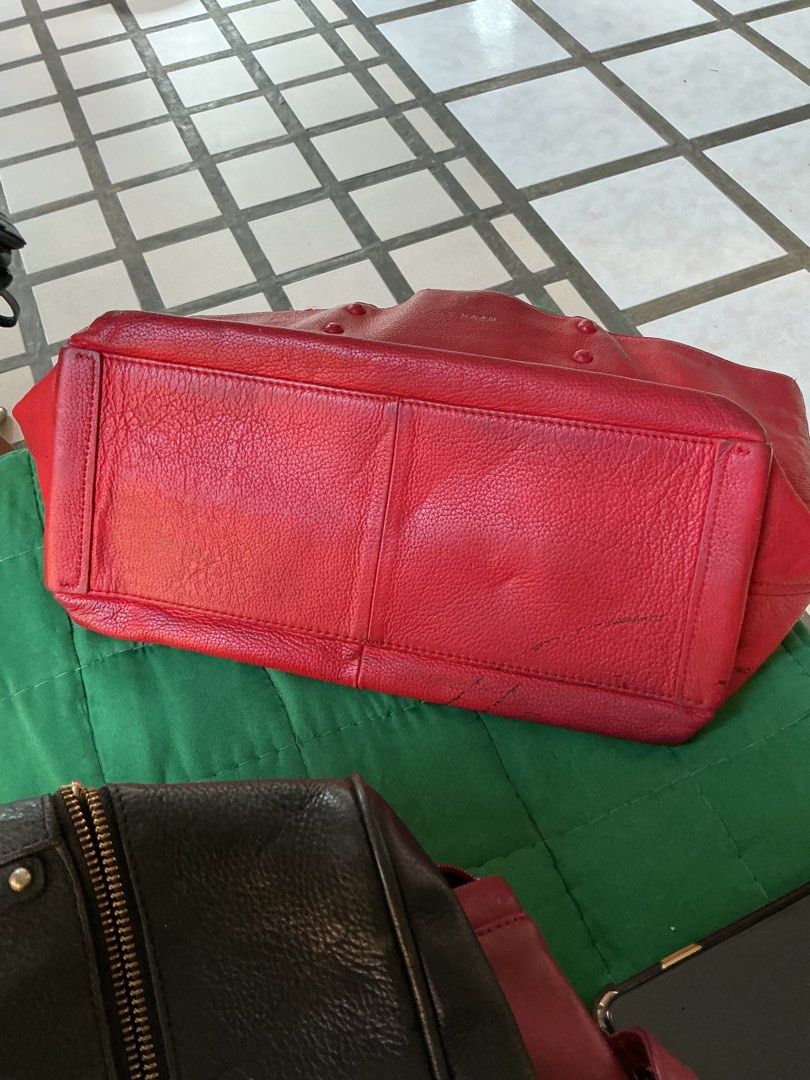 It’s very spacious Medium to semi large bag (Category: Tote Bags) located in Santa Maria. Submitted by marvi_declutter (Listing ID 1416792855, Image 2). Description: Though heavily used the front of the bag is still nice.