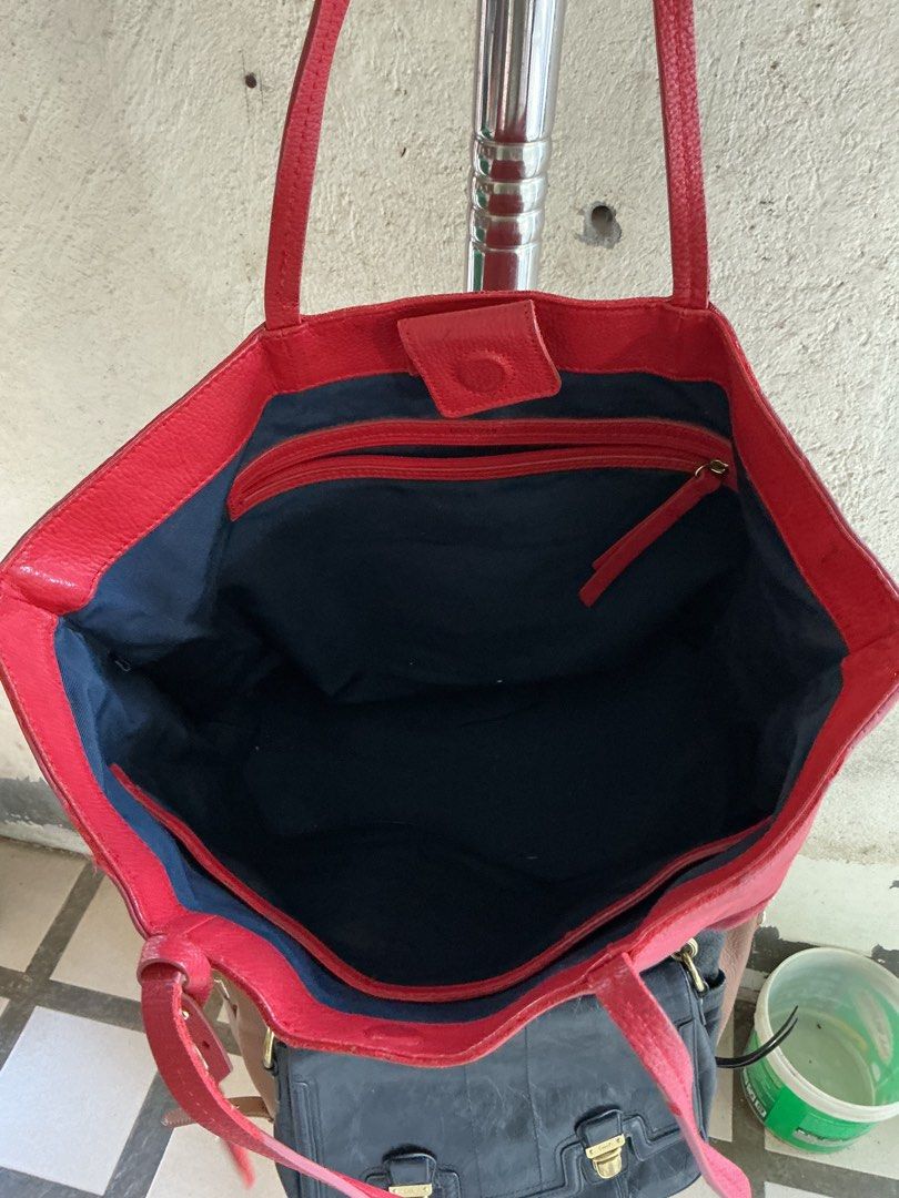 It’s very spacious Medium to semi large bag (Category: Tote Bags) located in Santa Maria. Submitted by marvi_declutter (Listing ID 1416792855, Image 3). Description: Though heavily used the front of the bag is still nice.