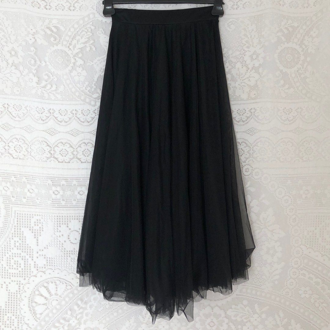 Long black skirt (Category: Skirts) located in San Fernando. Submitted by 100perscent (Listing ID 1416667628, Image 1). Description: Size: S Garterized waist band .