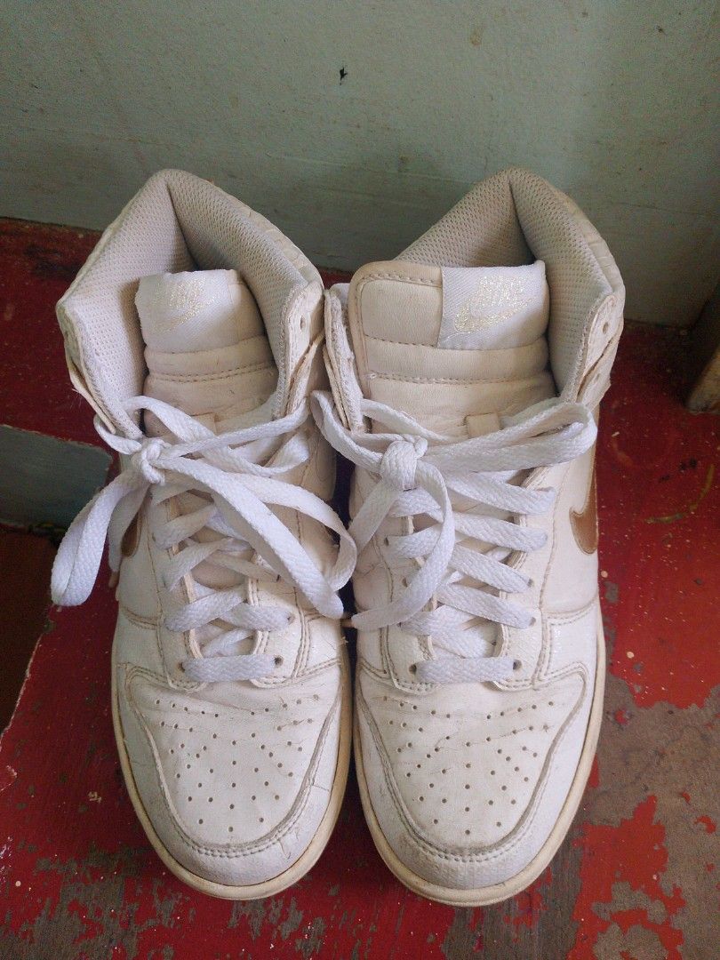 Nike 2011 dunk hi white gold sneakers (Category: Sneakers) located in Antipolo. Submitted by gavepsalmstuff (Listing ID 1416650469, Image 2). Description: what you see is what you get please check pics andyan na po lahat ng flaws.